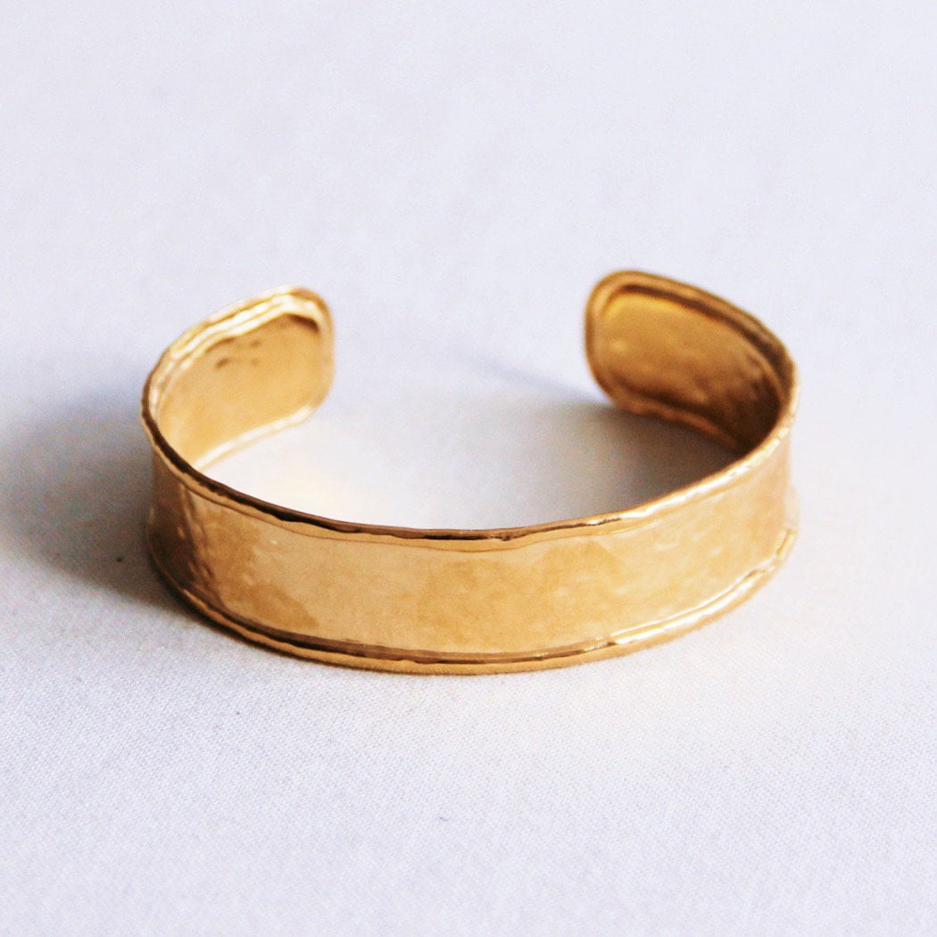 Bangle wide dented - gold - Selva & Co
