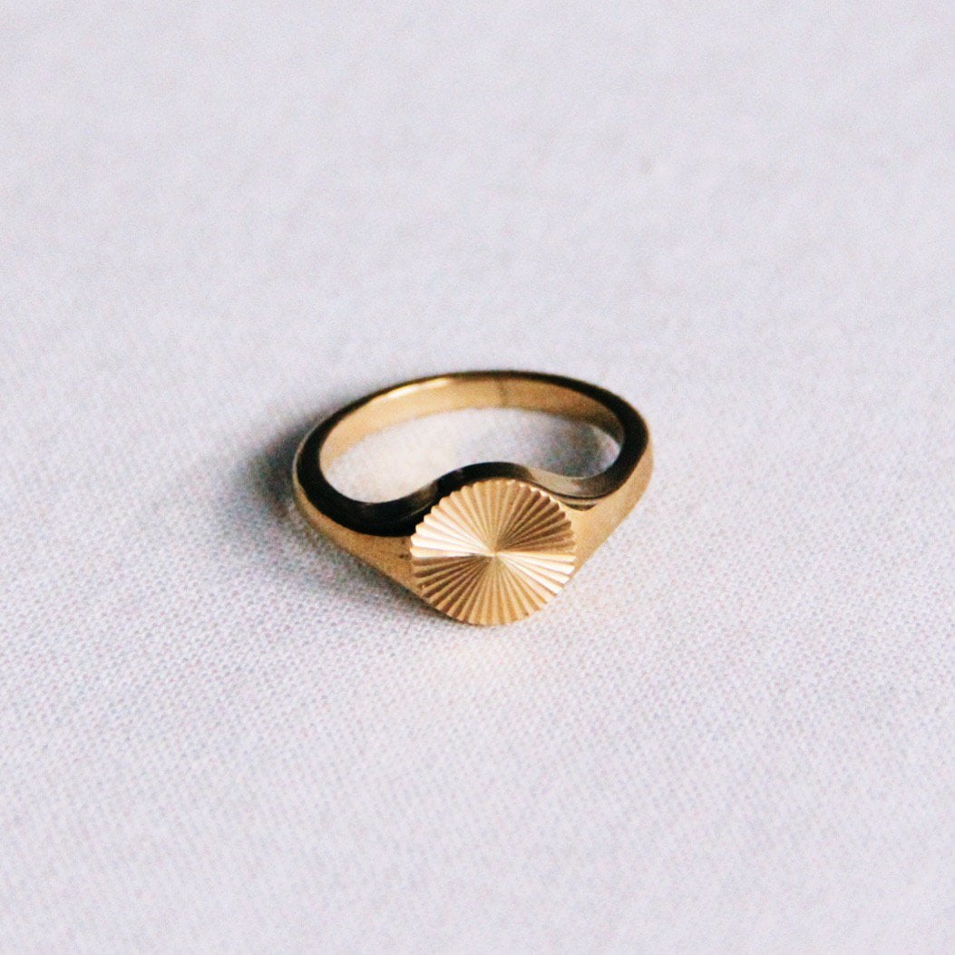 Roestvrijstalen ring met versierde print – goud - Selva & Co