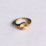 Roestvrijstalen ring met versierde print – goud - Selva & Co