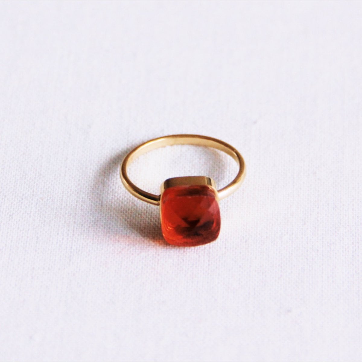 Ring met vierkante kristalsteen - rood - Selva & Co