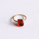 Ring met vierkante kristalsteen - rood - Selva & Co
